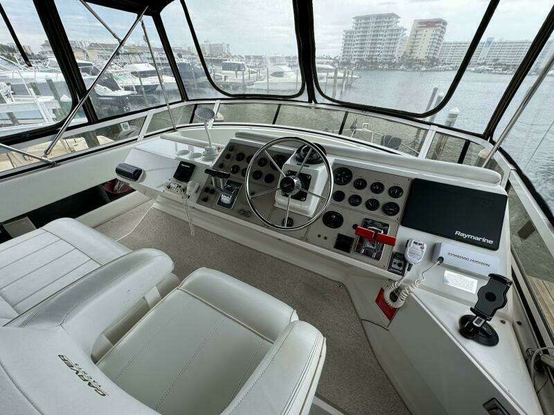 20 1999 Carver 406 Helm Area