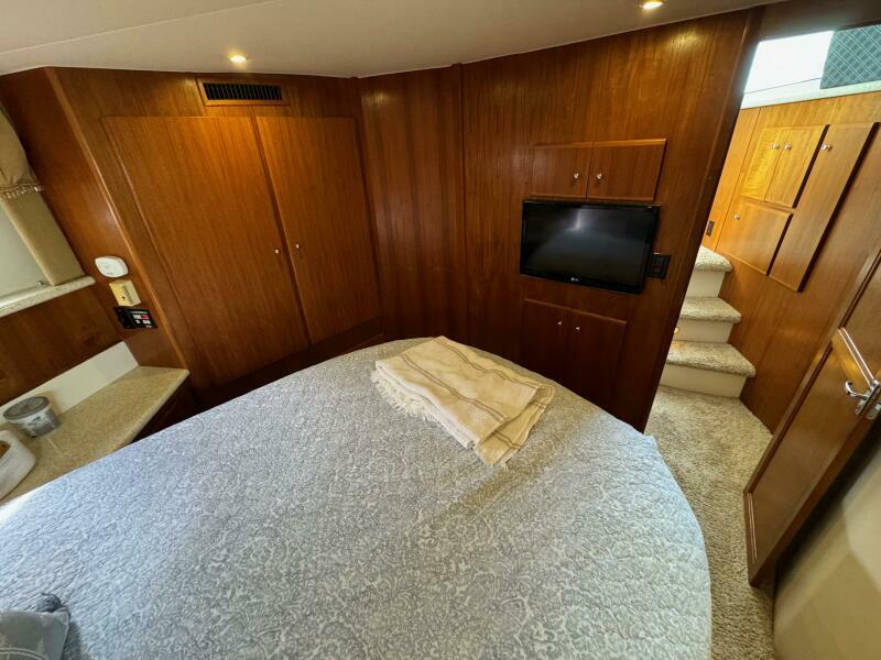 43 1999 Carver 406 Owners Stateroom