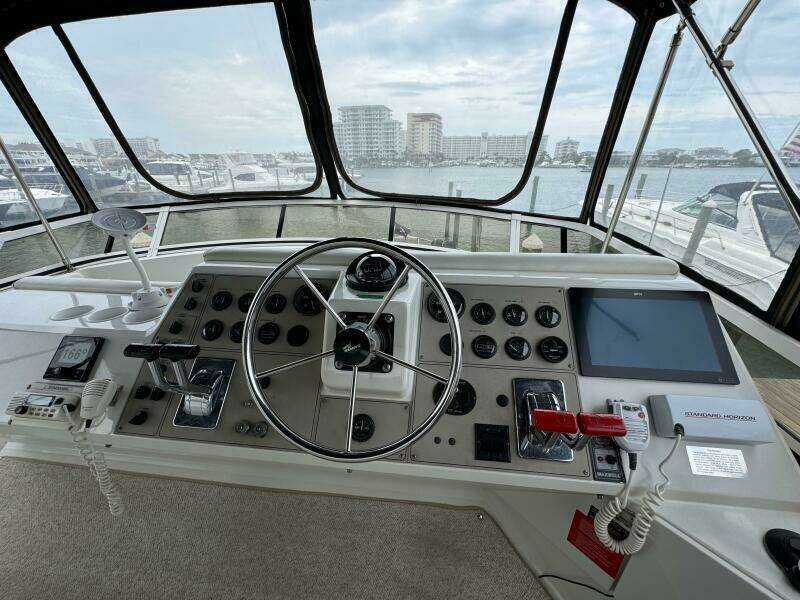 22 1999 Carver 406 Helm And View