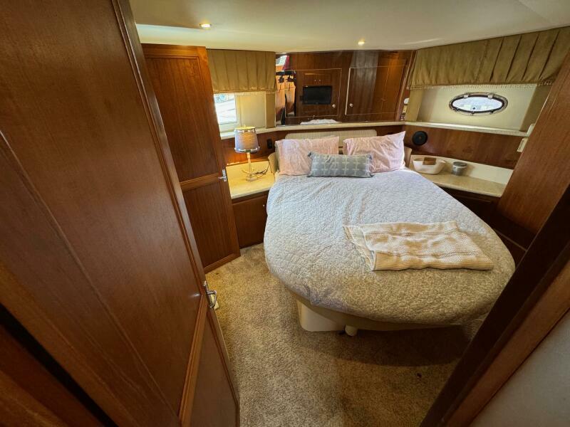40 1999 Carver 406 Aft Owners Stateroom