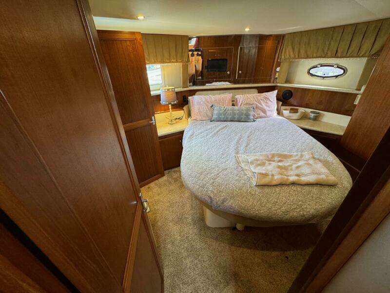 40 1999 Carver 406 Aft Owners Stateroom