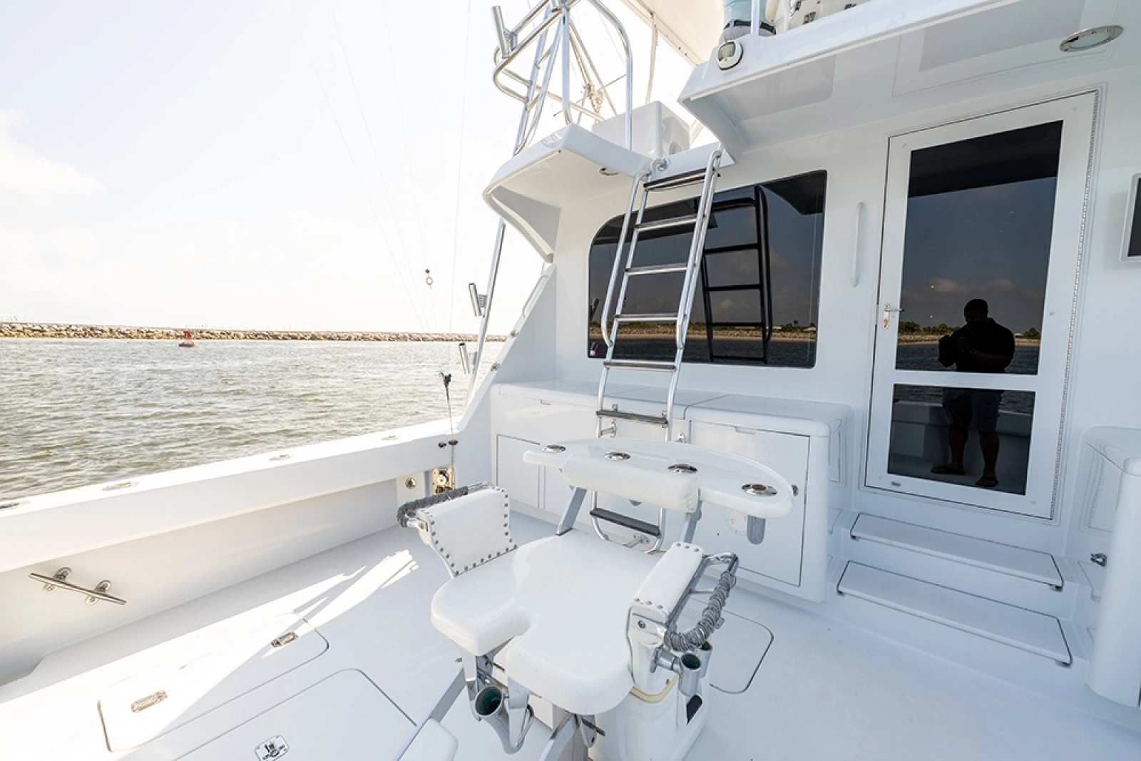 Cockpit - Flybridge access, Cabin entry