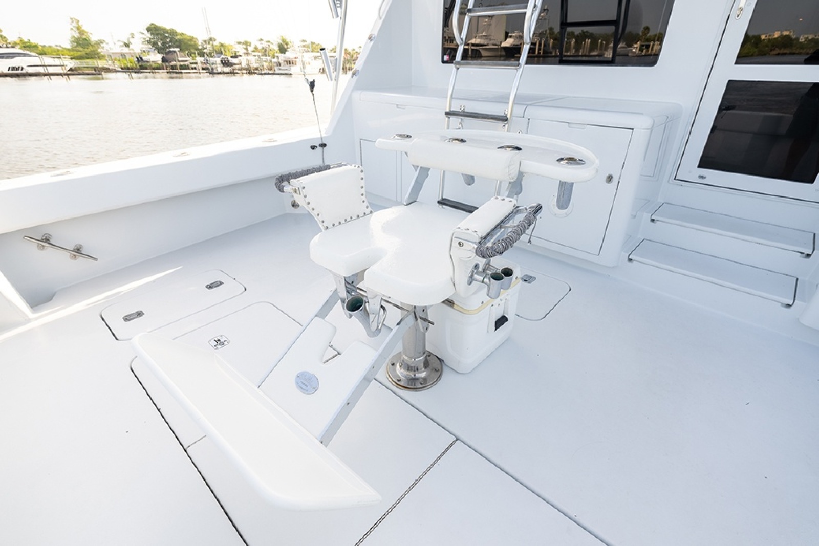 Fighting chair at the cockpit