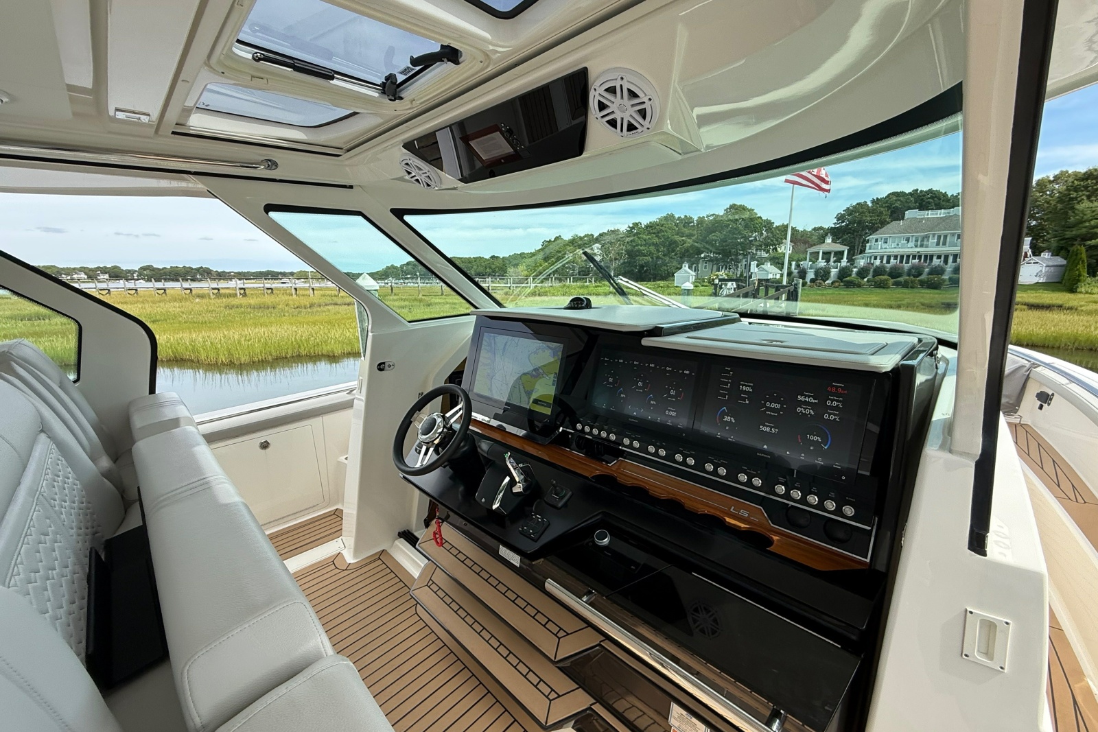 2022 Tiara Yachts 48 LS