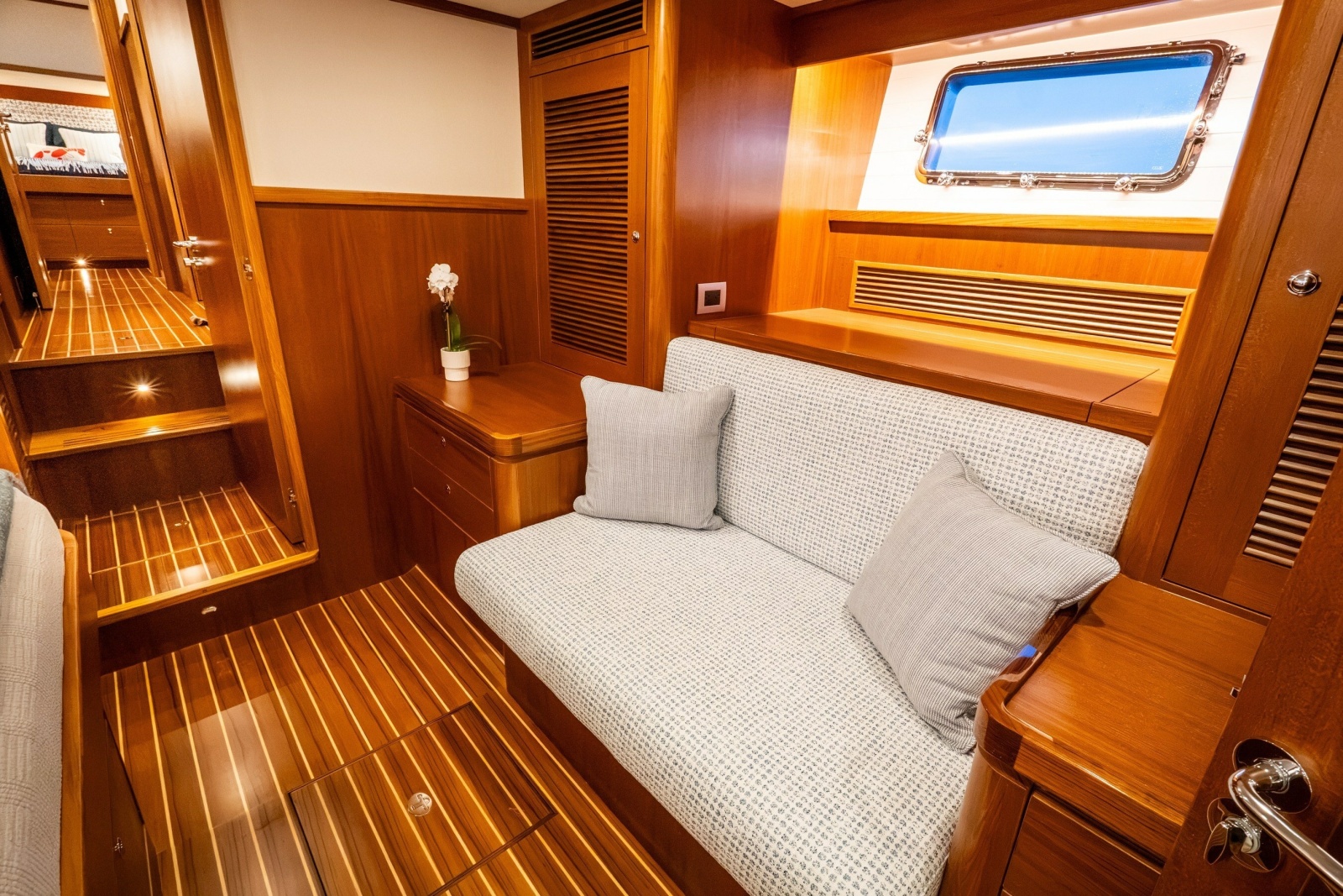 2027 Hunt Yachts 56 Flybridge
