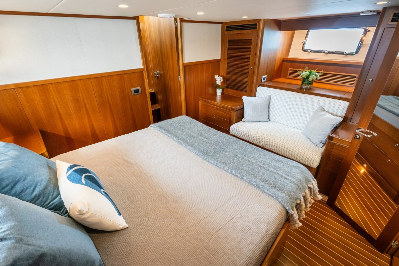 2027 Hunt Yachts 56 Flybridge