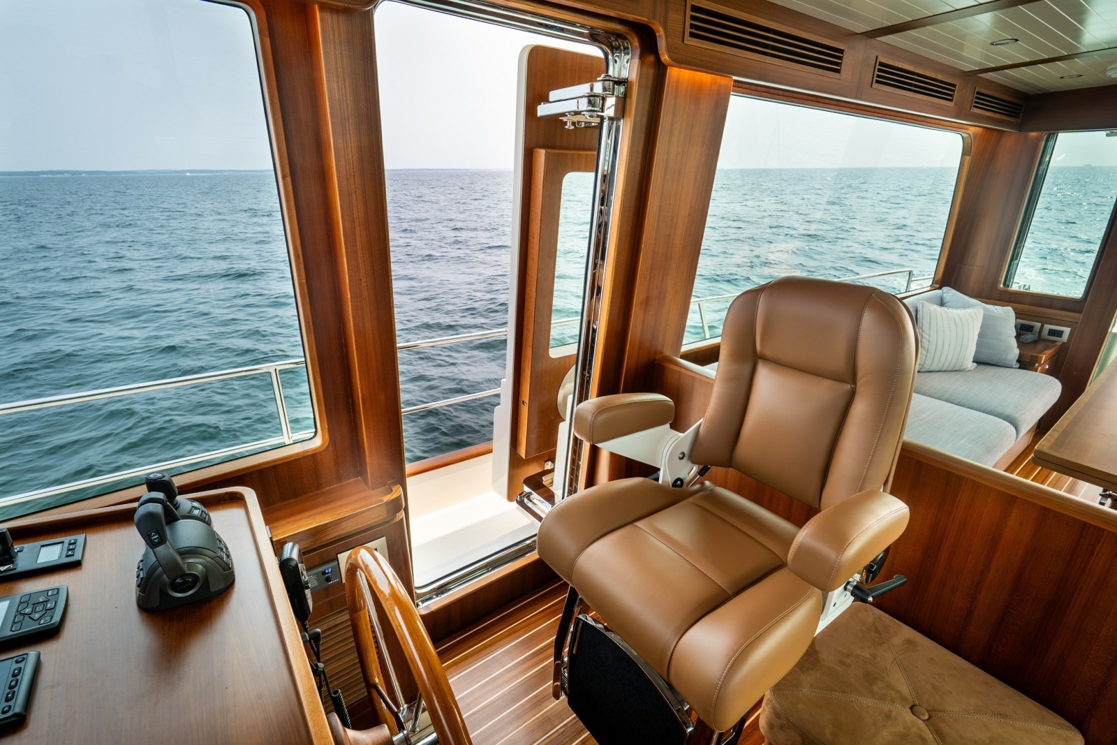 2027 Hunt Yachts 56 Flybridge