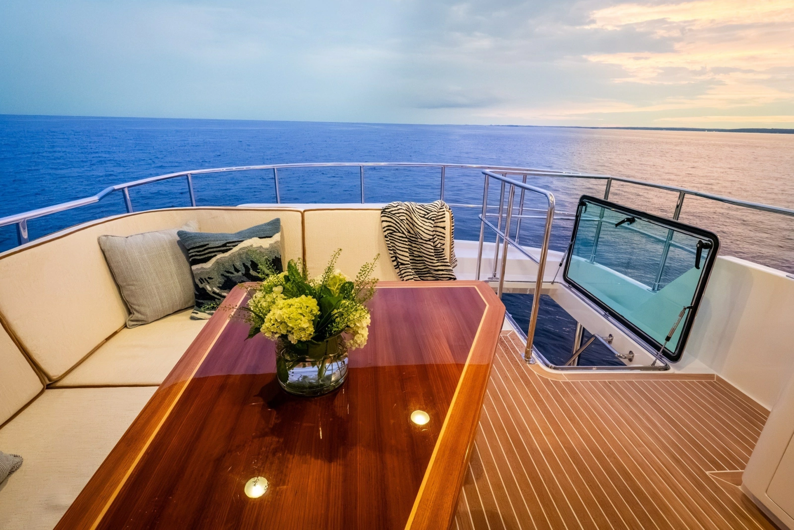 2027 Hunt Yachts 56 Flybridge
