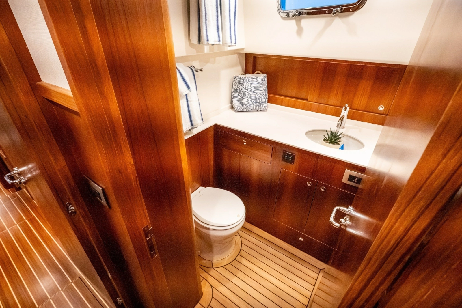 2027 Hunt Yachts 56 Flybridge