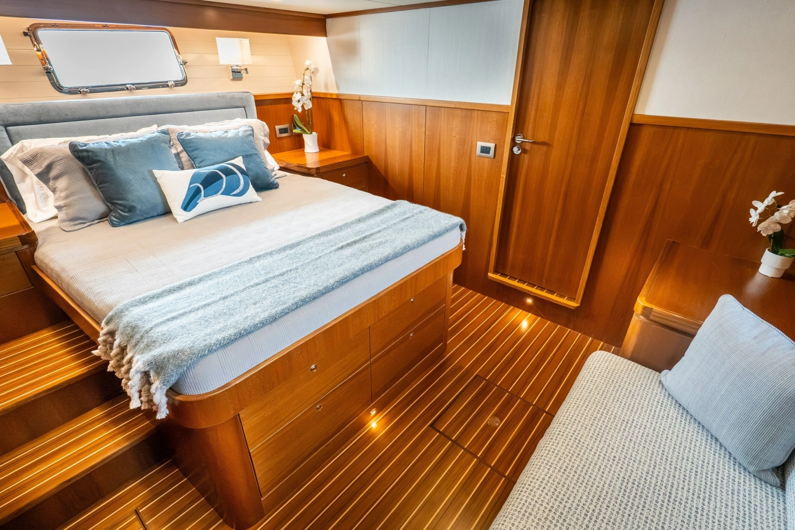 2027 Hunt Yachts 56 Flybridge