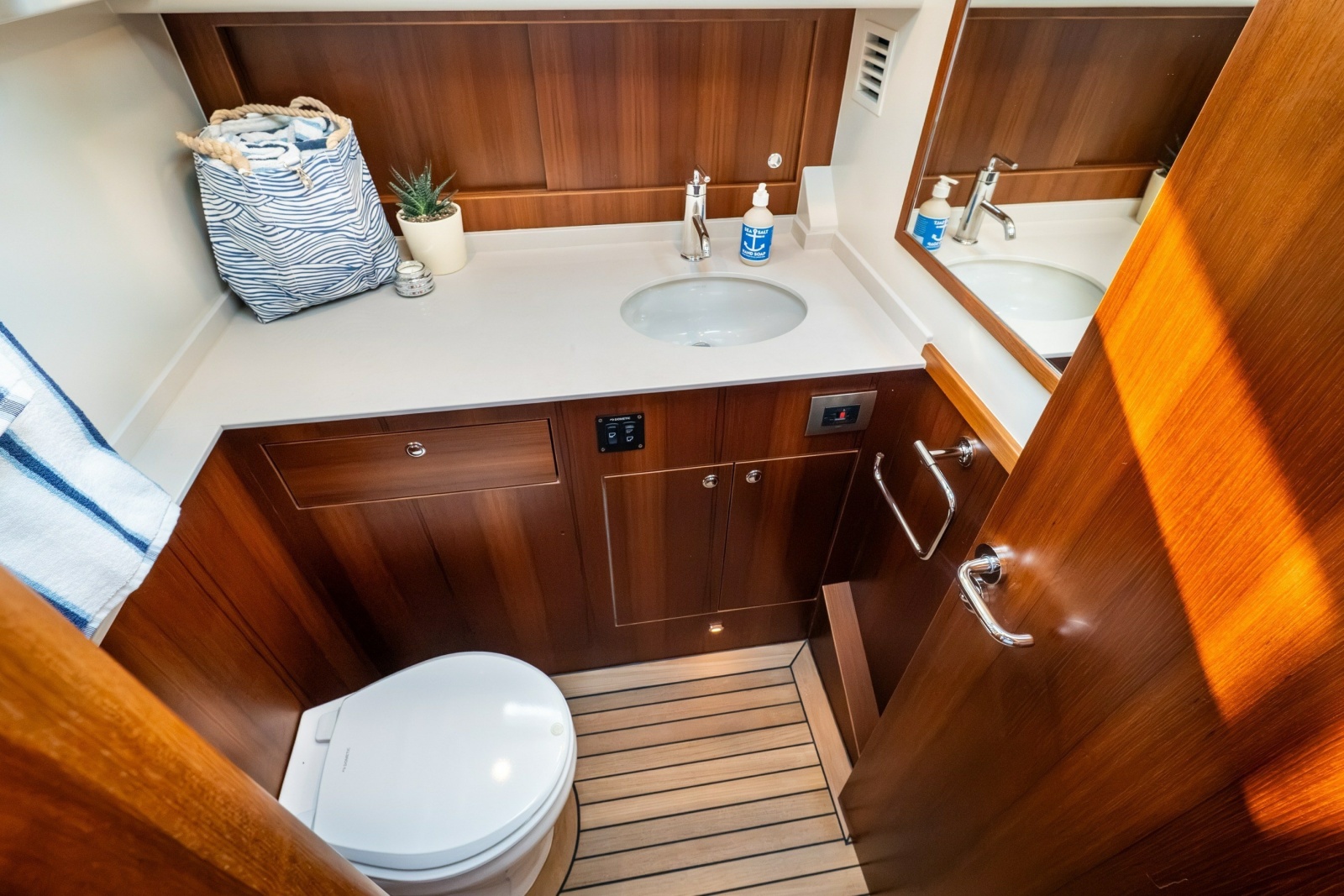 2027 Hunt Yachts 56 Flybridge