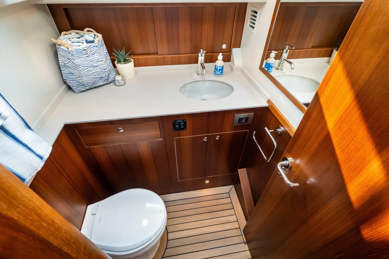 2027 Hunt Yachts 56 Flybridge