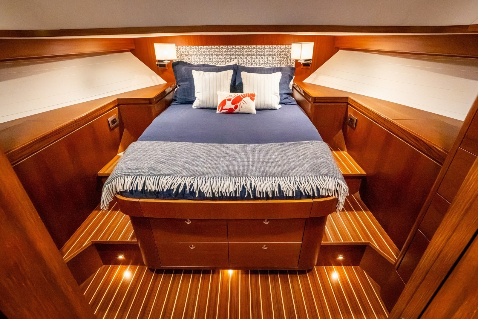 2027 Hunt Yachts 56 Flybridge