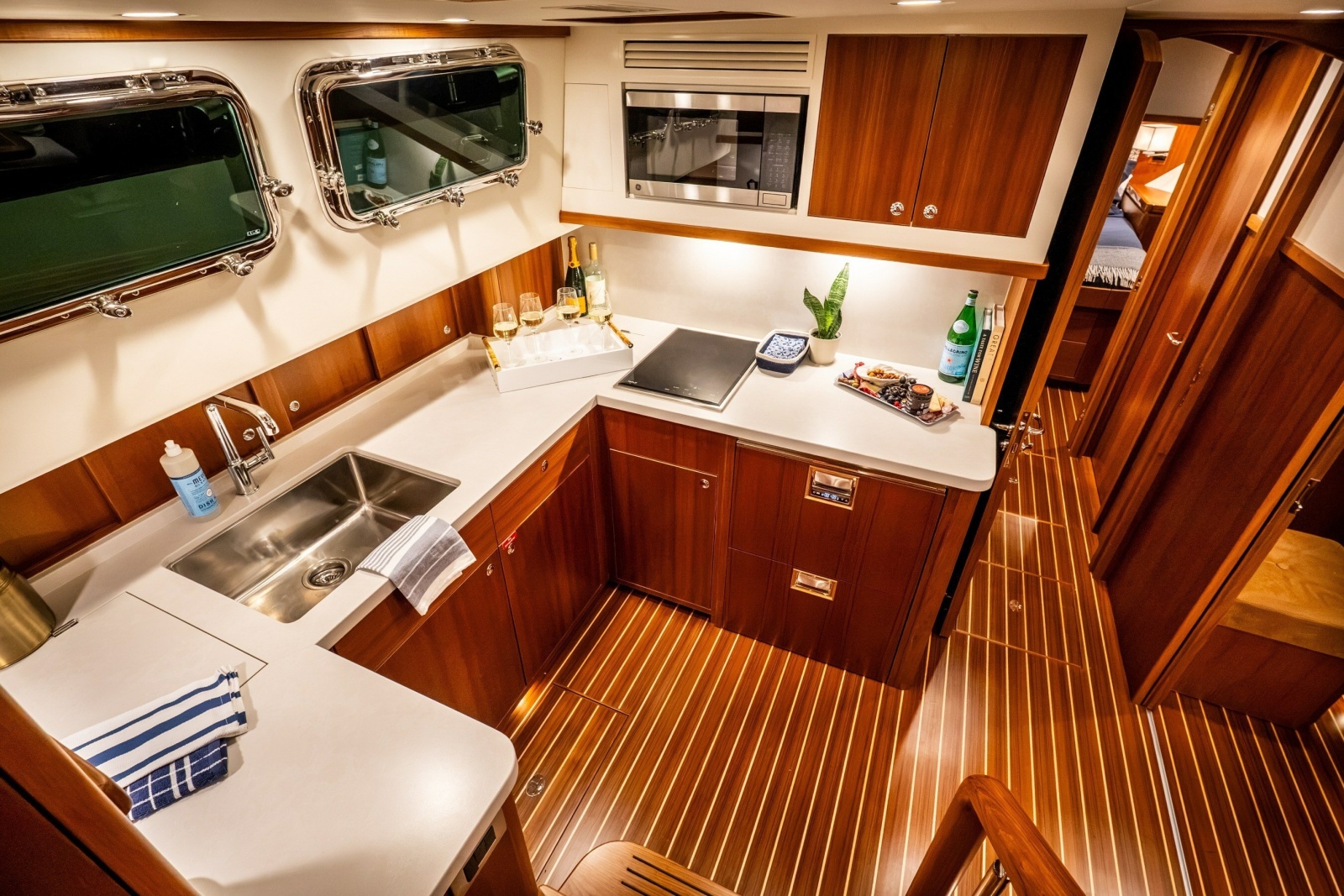 2027 Hunt Yachts 56 Flybridge