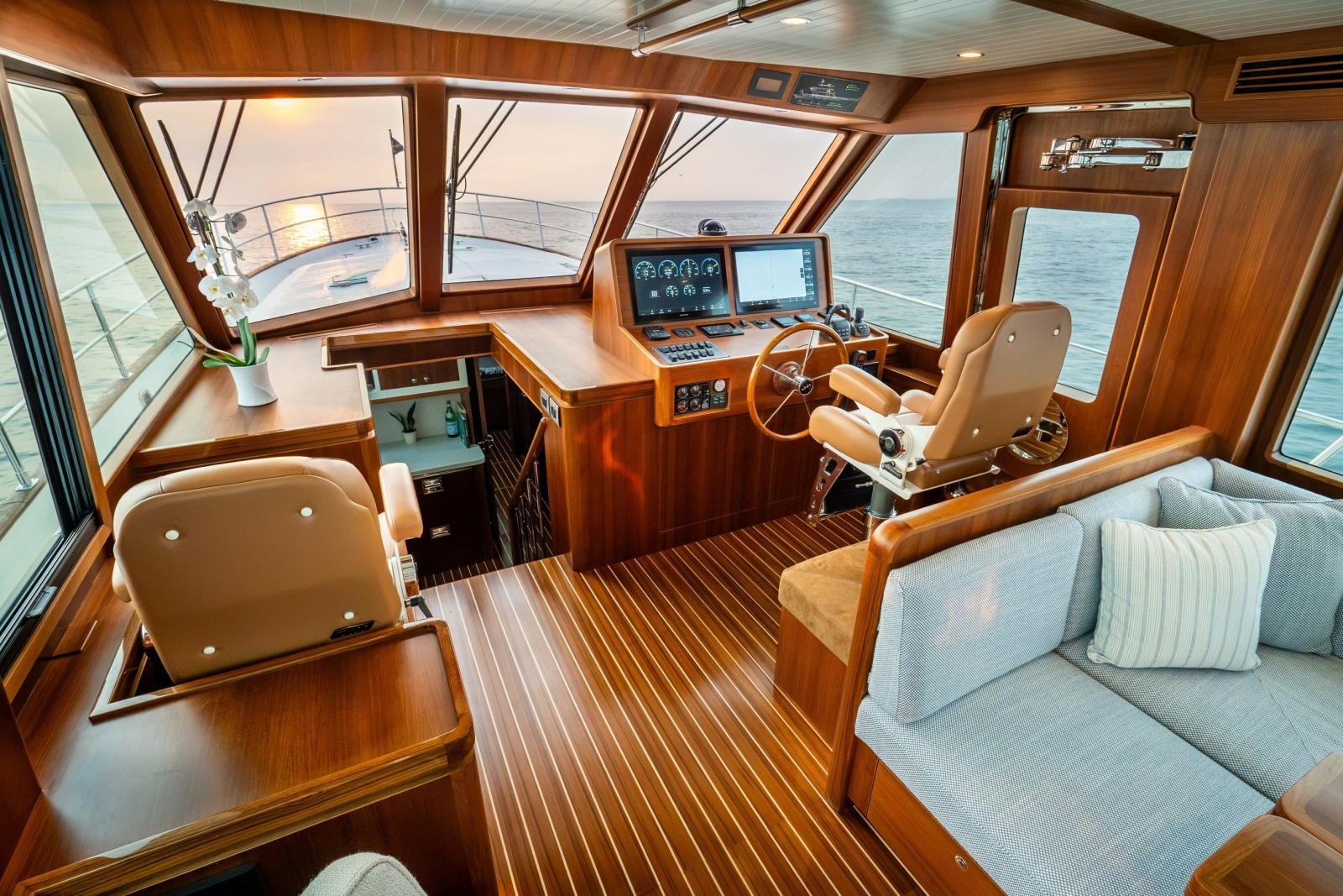 2027 Hunt Yachts 56 Flybridge