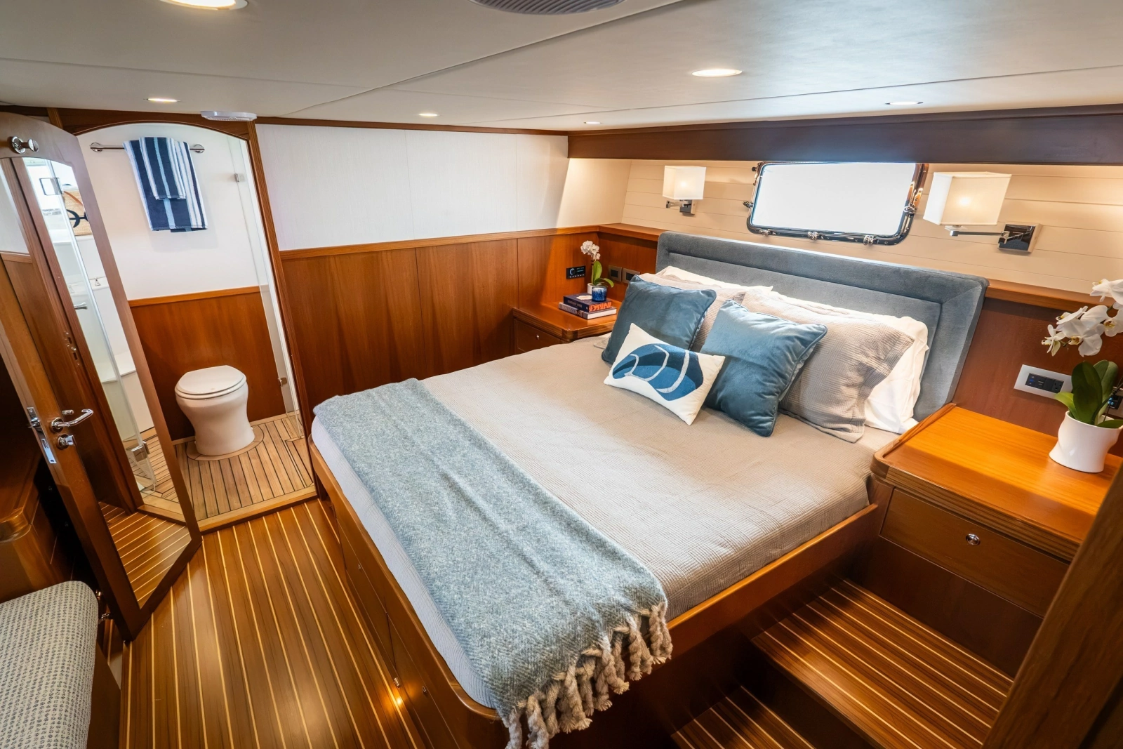 2027 Hunt Yachts 56 Flybridge