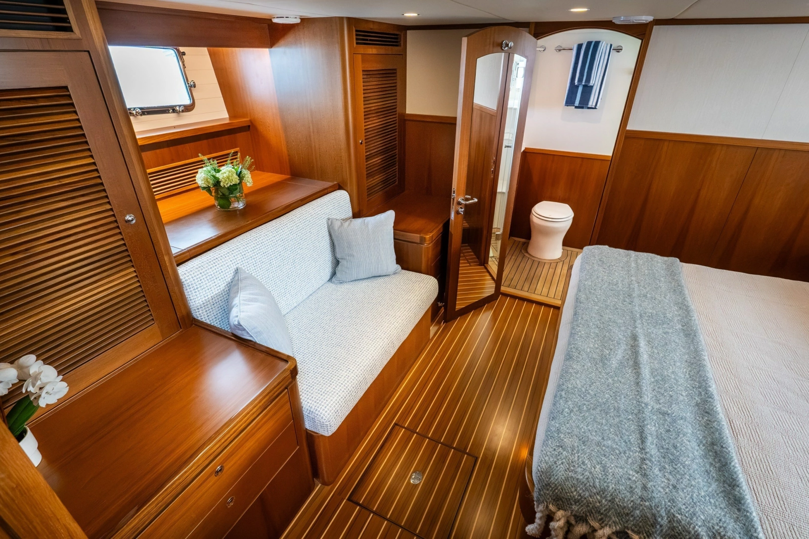 2027 Hunt Yachts 56 Flybridge