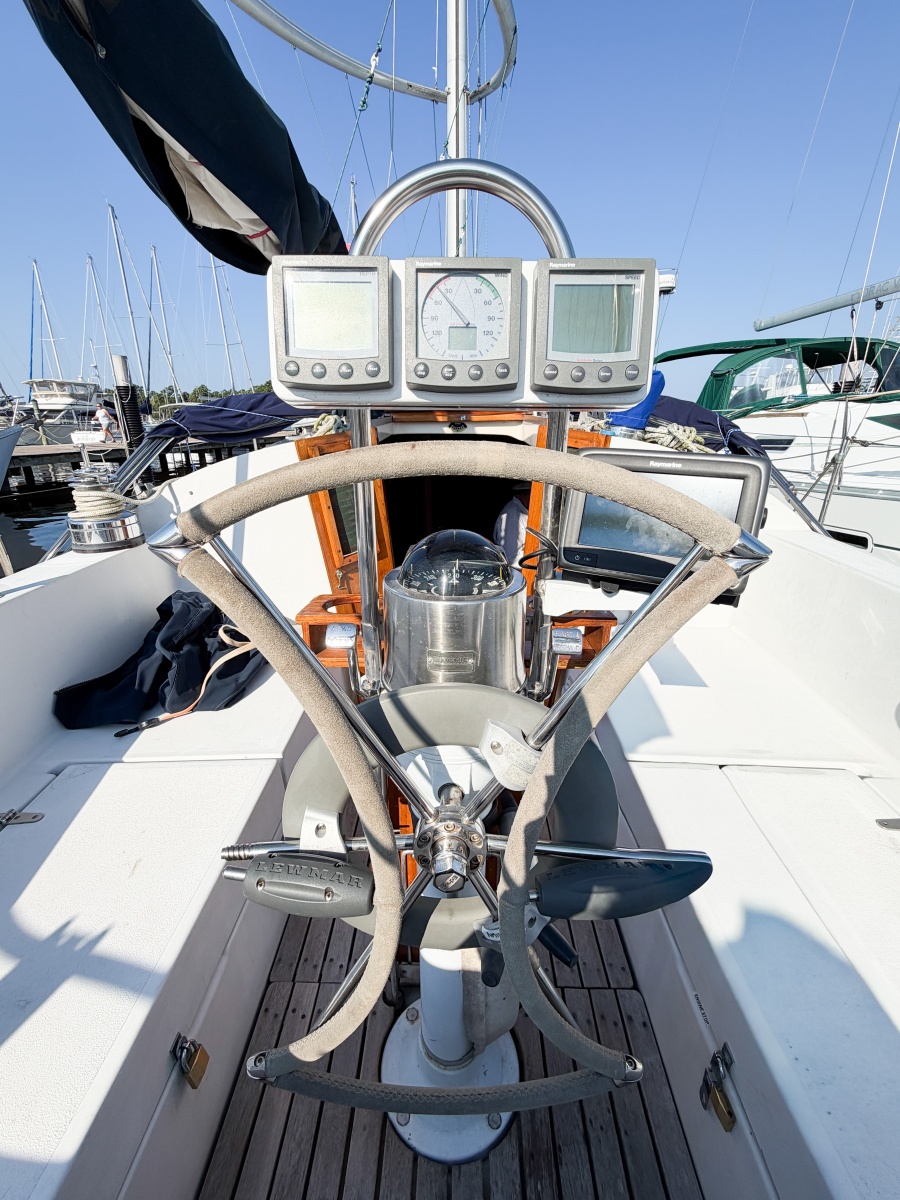 1989 Nonsuch 33
