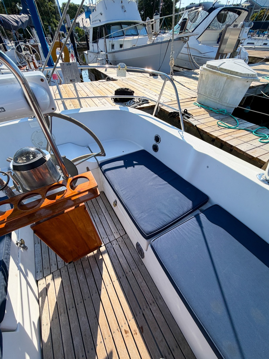 1989 Nonsuch 33