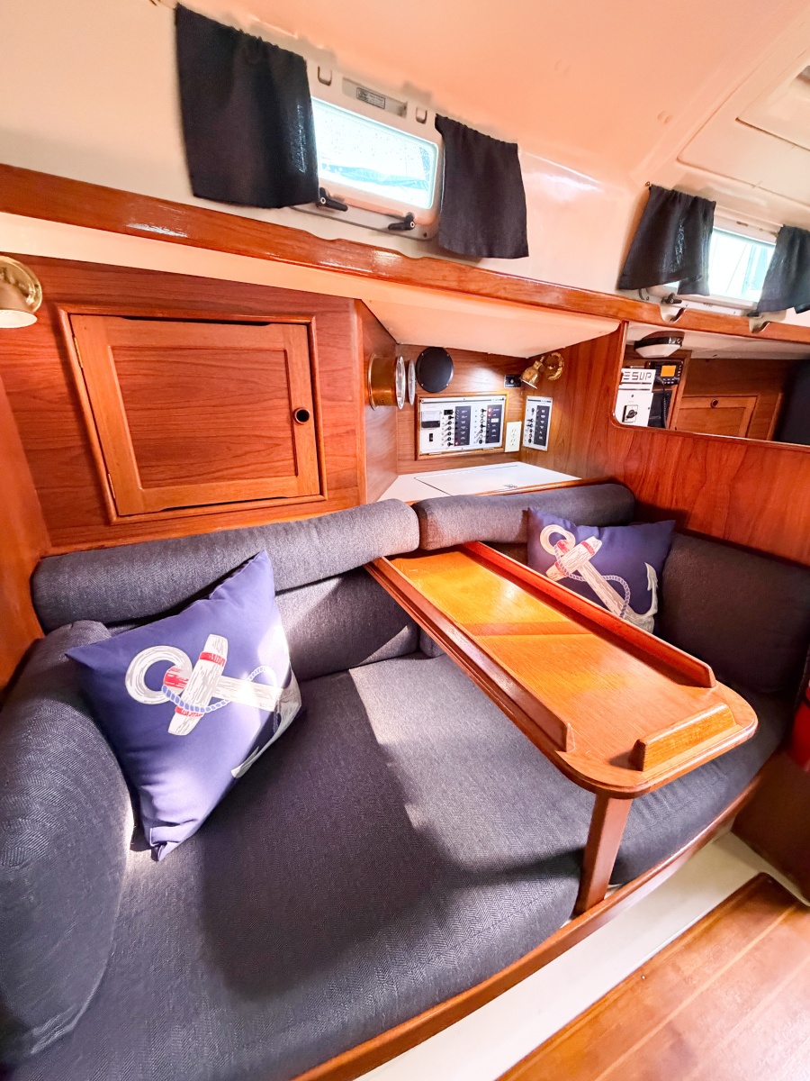 1989 Nonsuch 33