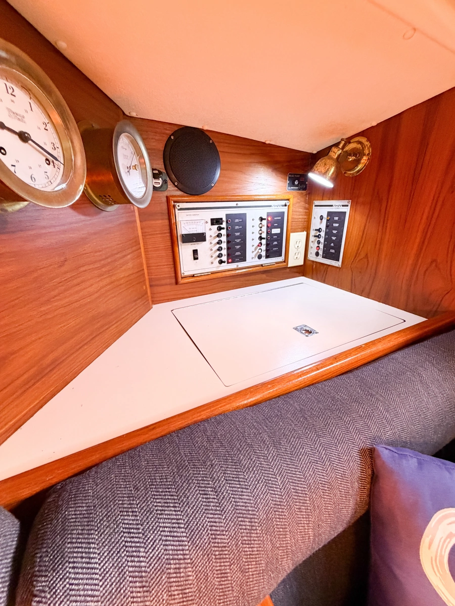1989 Nonsuch 33