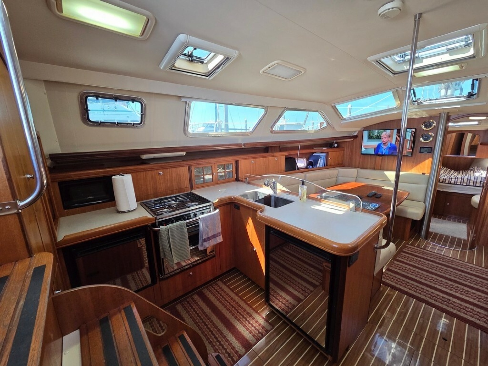 2007 Hunter 44 Deck Salon
