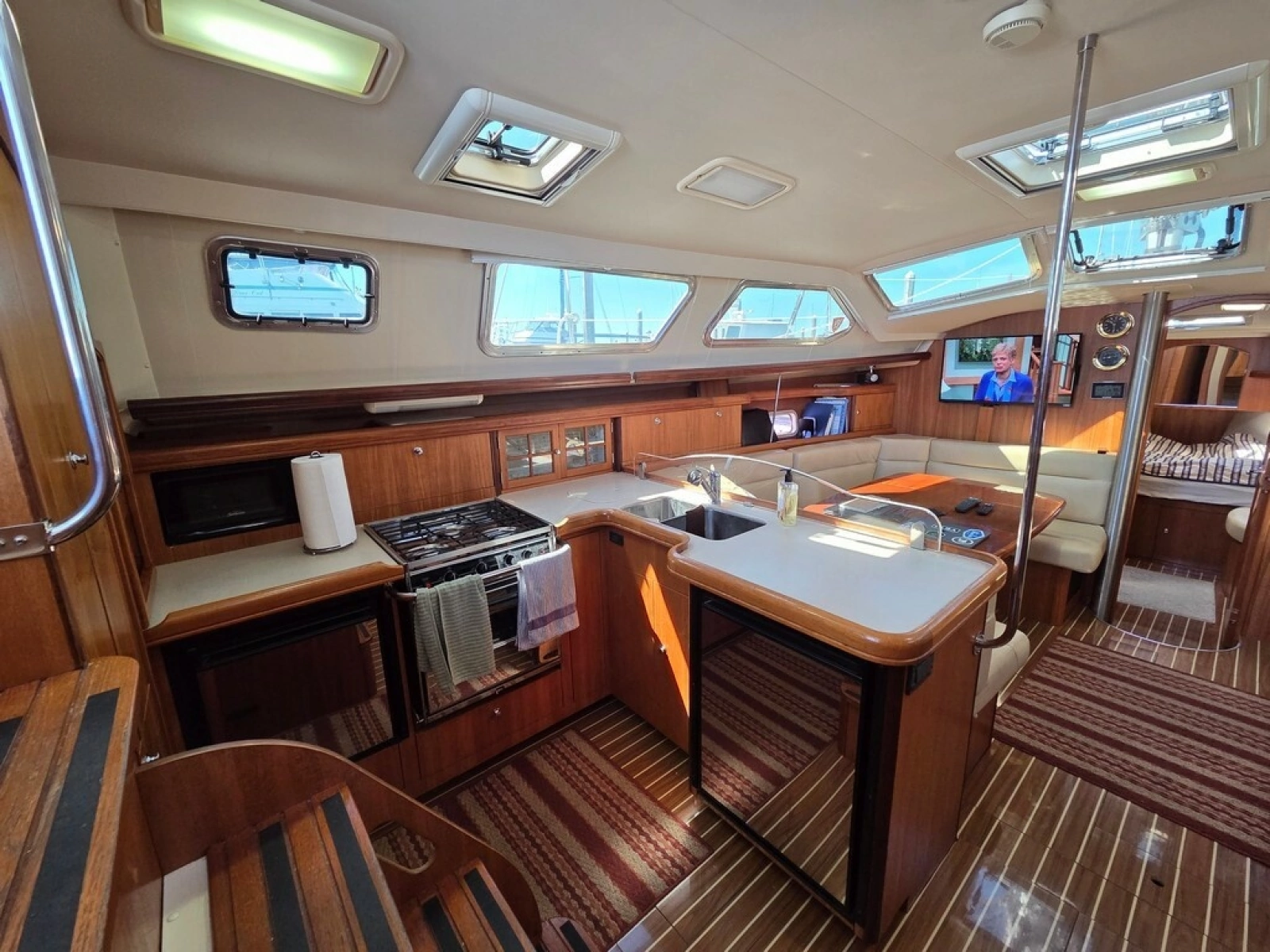 2007 Hunter 44 Deck Salon