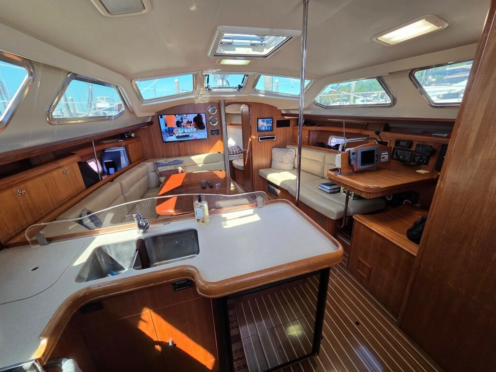 2007 Hunter 44 Deck Salon
