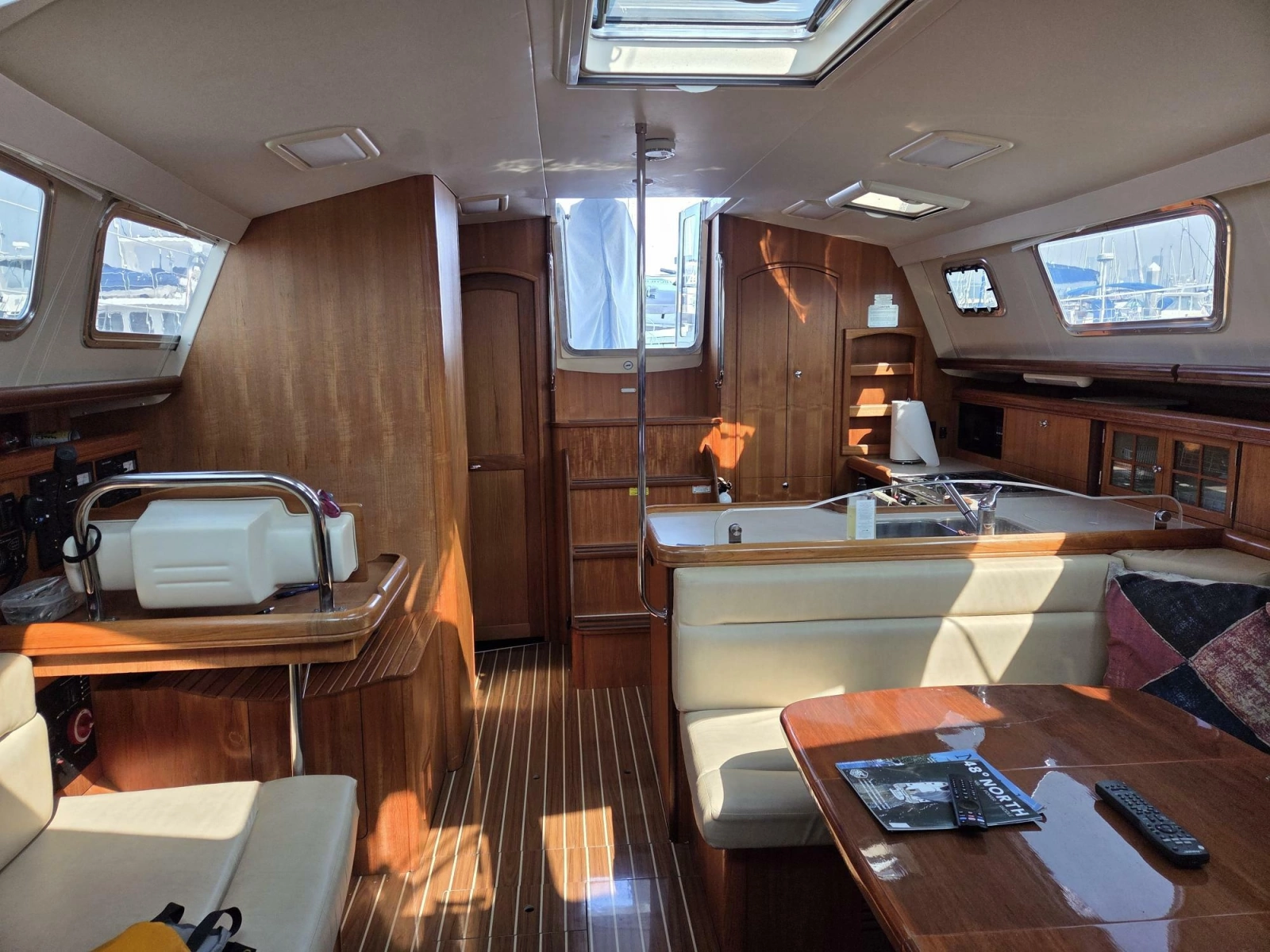 2007 Hunter 44 Deck Salon