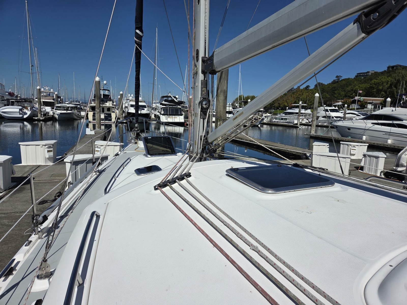 2007 Hunter 44 Deck Salon