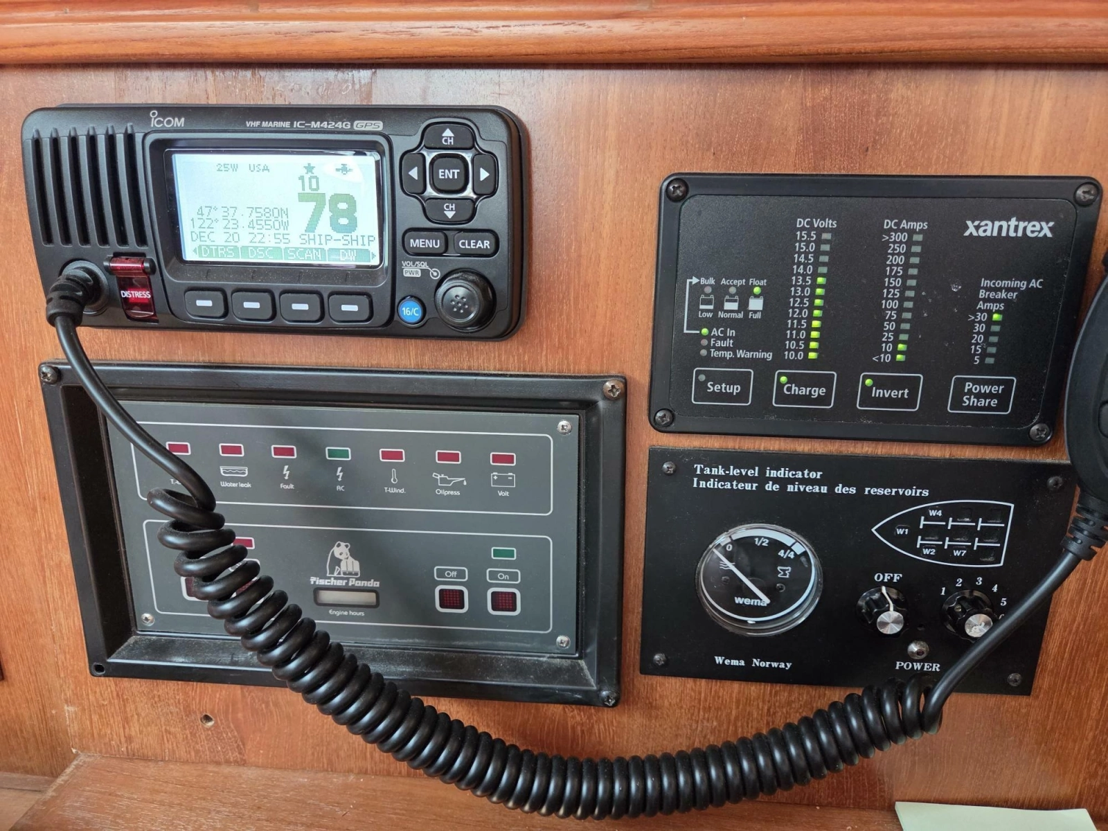 2007 Hunter 44 Deck Salon