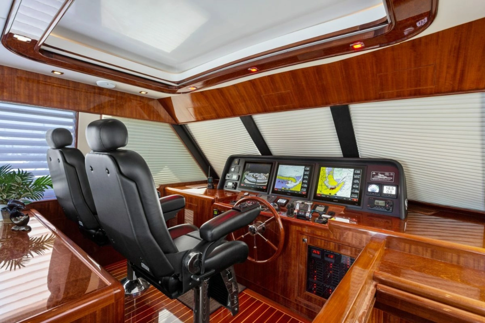 2014 Hampton 760 Sky Lounge Motor Yachts