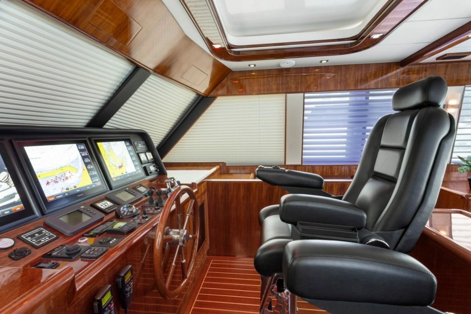 2014 Hampton 760 Sky Lounge Motor Yachts