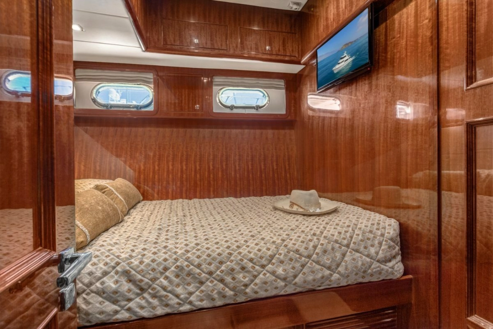 2014 Hampton 760 Sky Lounge Motor Yachts