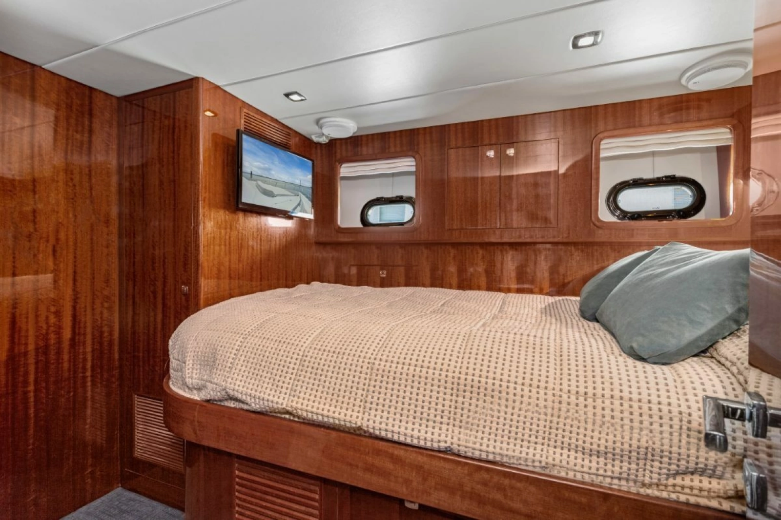 2014 Hampton 760 Sky Lounge Motor Yachts
