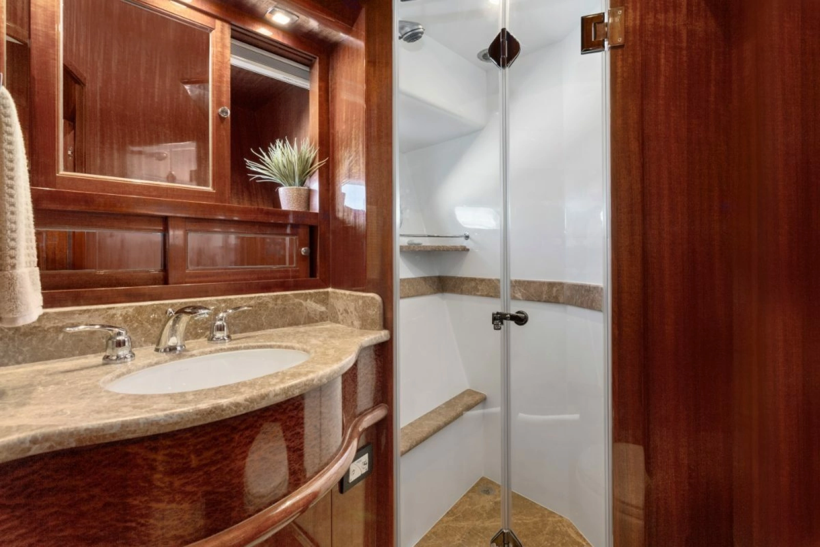2014 Hampton 760 Sky Lounge Motor Yachts