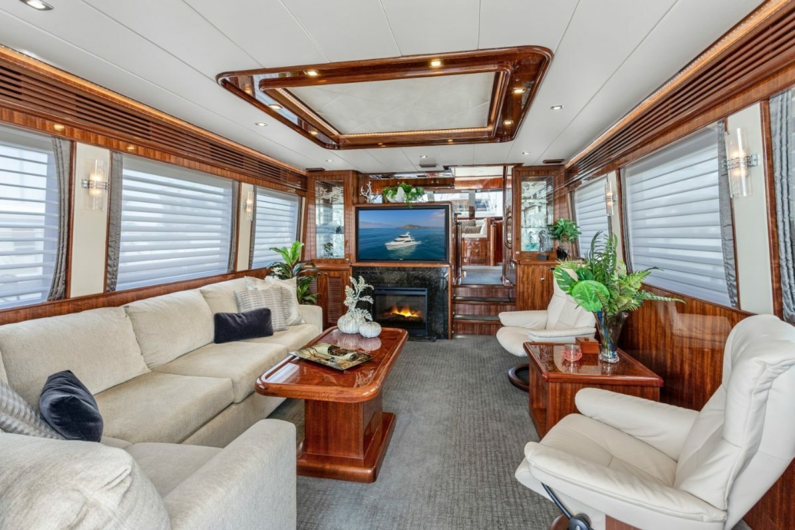 2014 Hampton 760 Sky Lounge Motor Yachts