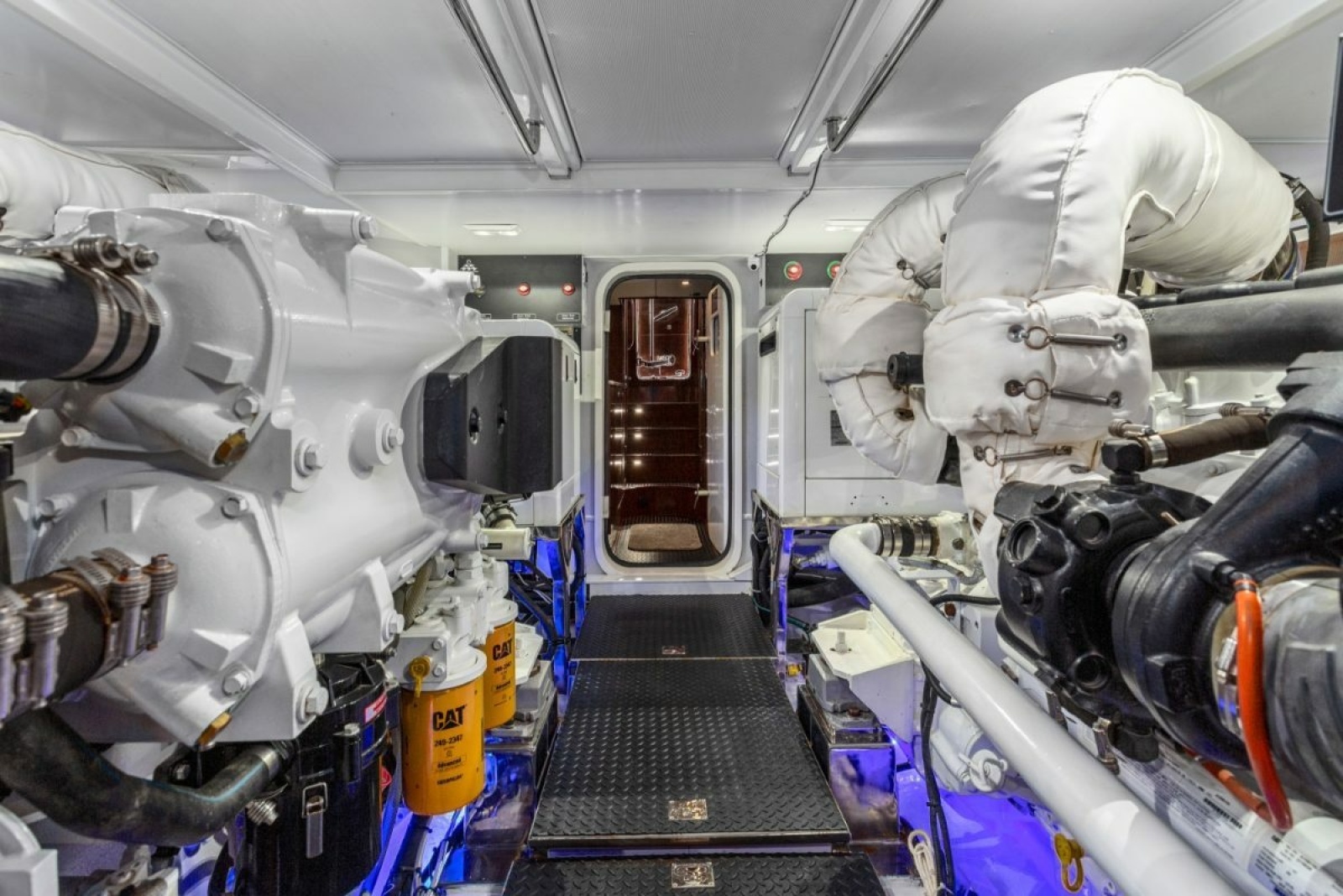 2014 Hampton 760 Sky Lounge Motor Yachts
