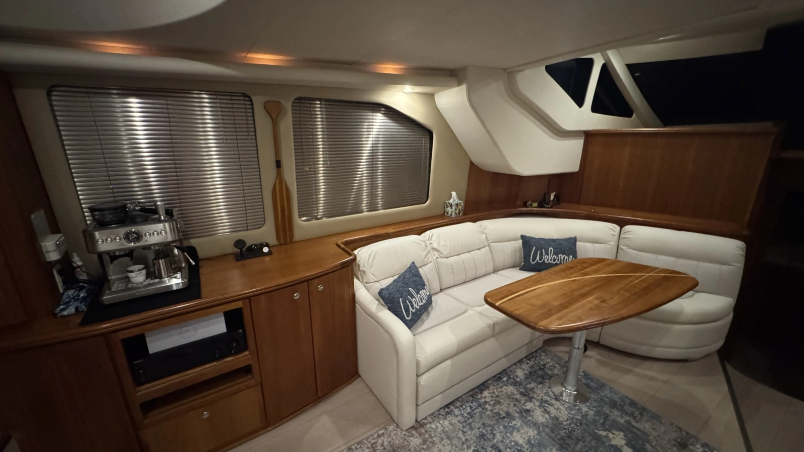 Salon Dinette Looking Port
