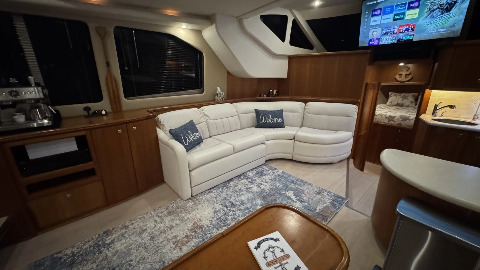 Salon Looking Port