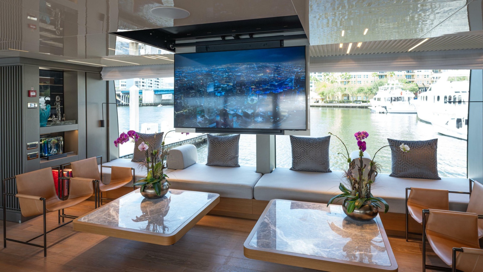 Main Salon TV