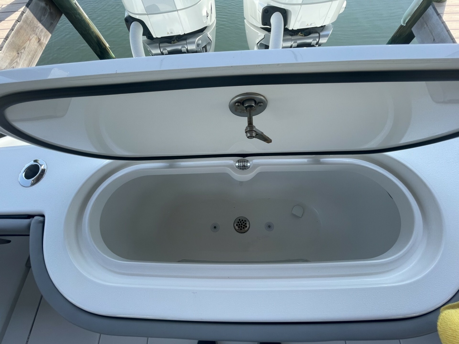 Valhalla 33 TORO - Transom Livewell