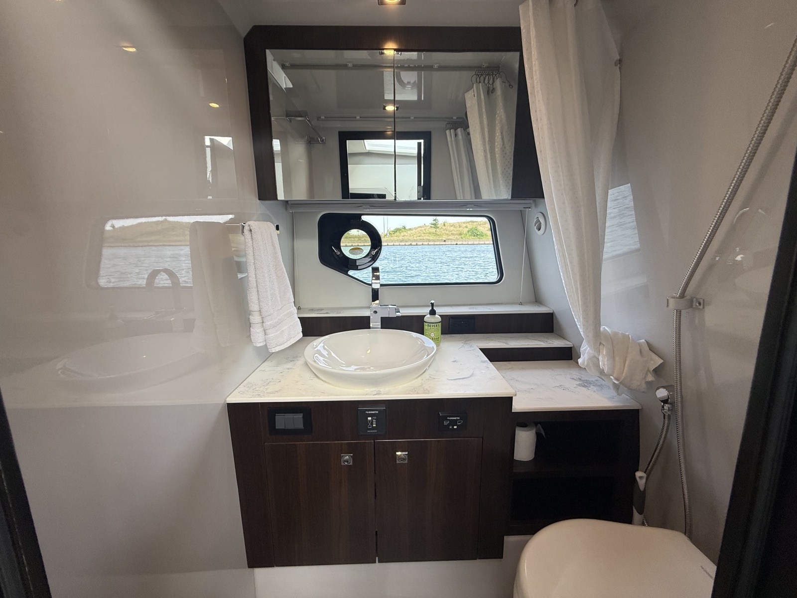 2021 Cruisers Yachts 42 GLS OB