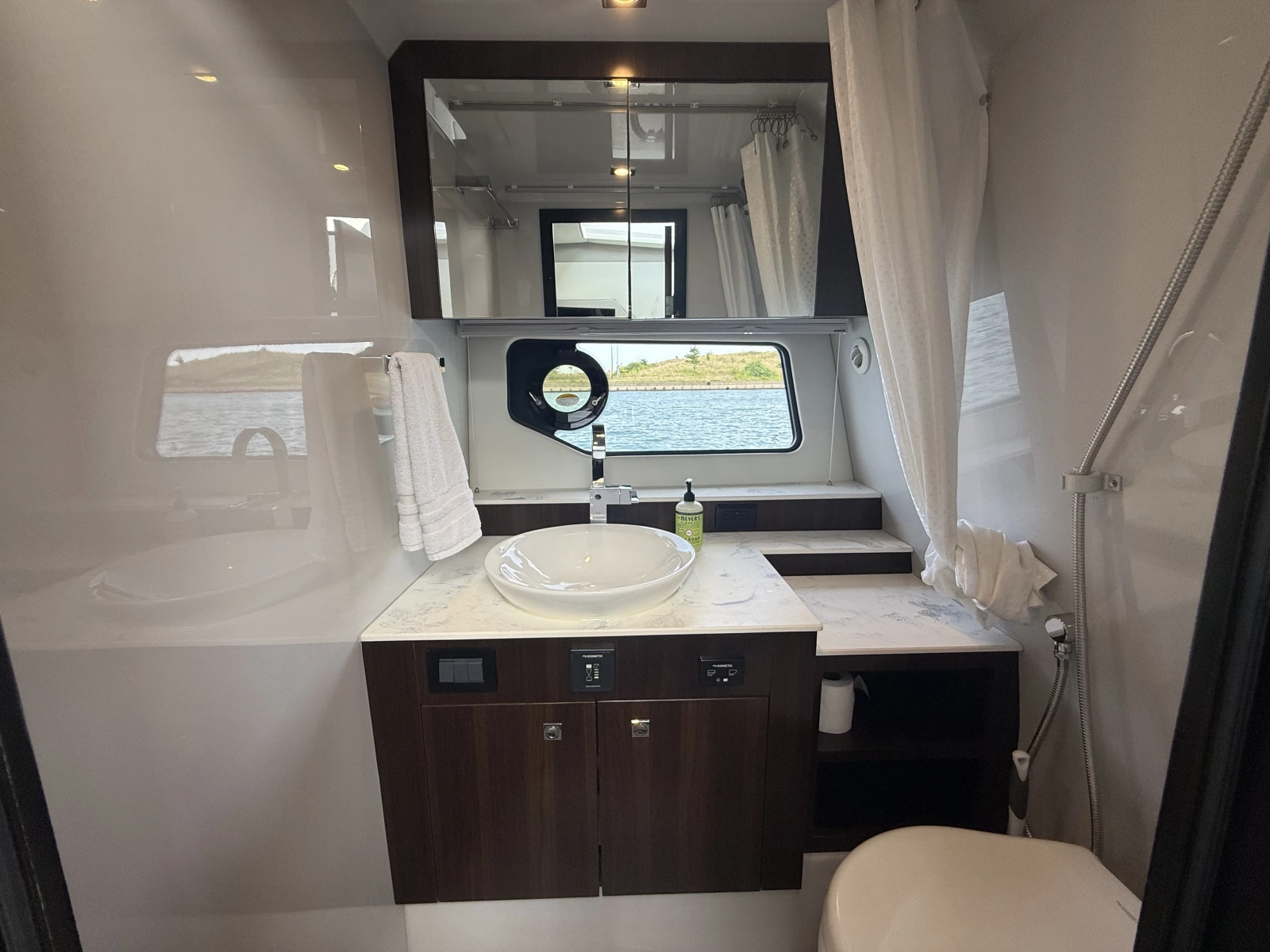 2021 Cruisers Yachts 42 GLS OB