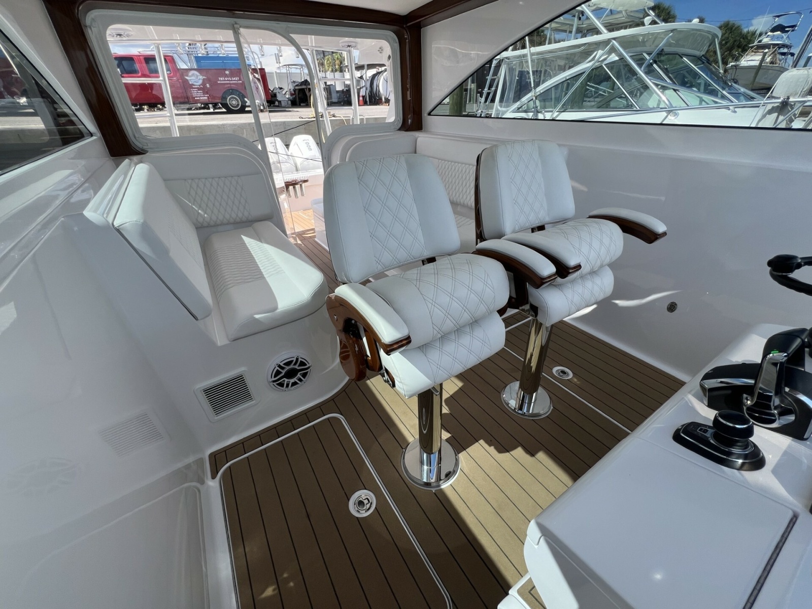 Queen/Smith Custom 53 - Helm seating