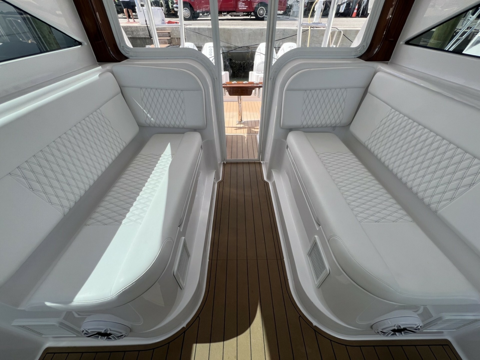 Queen/Smith Custom 53 - Helm Seating