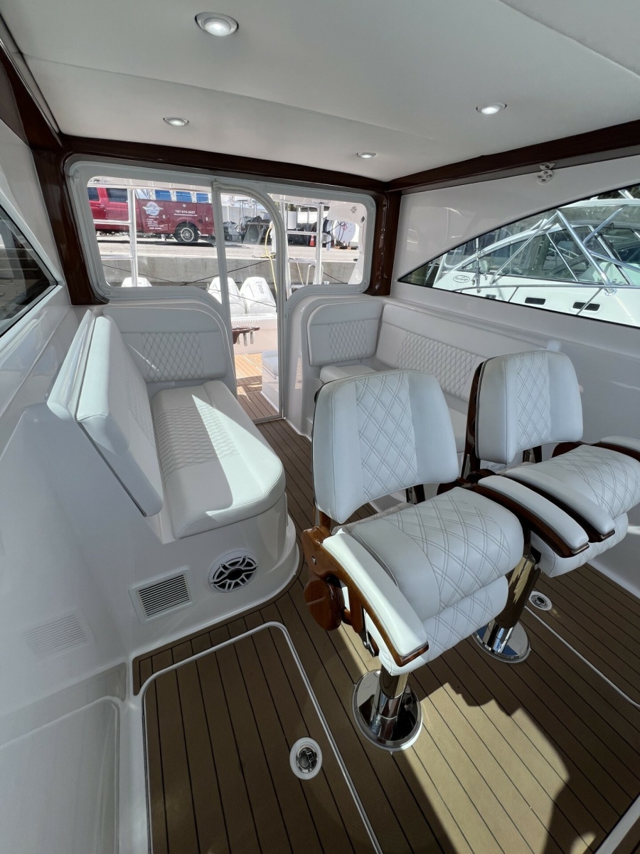 Queen/Smith Custom 53 - Helm Seating