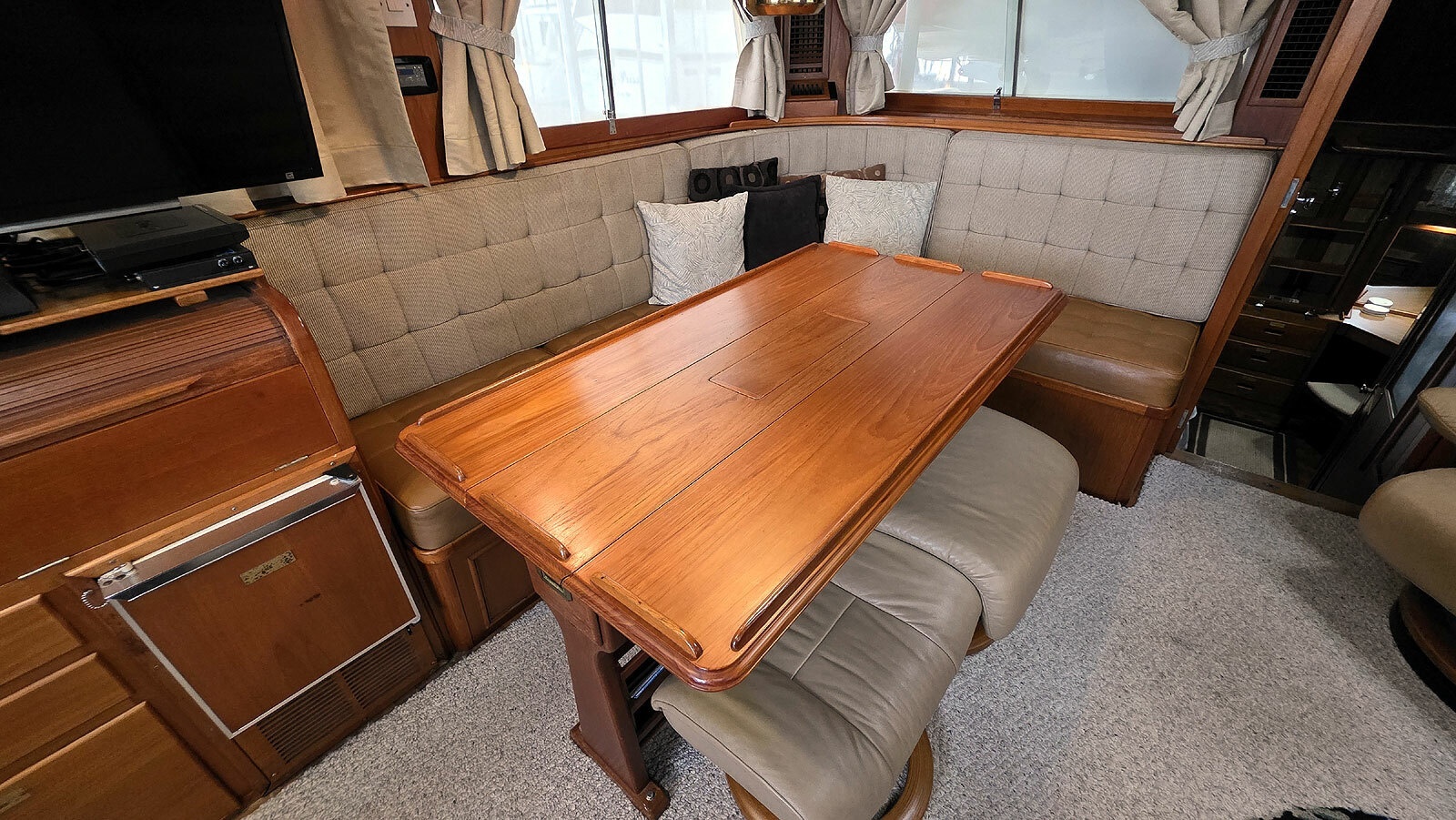 Main Cabin Dinette