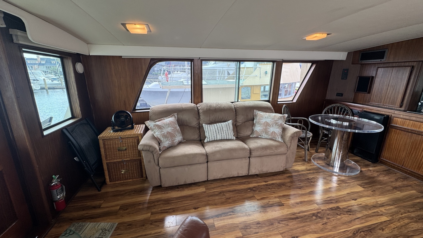 Salon Looking Port