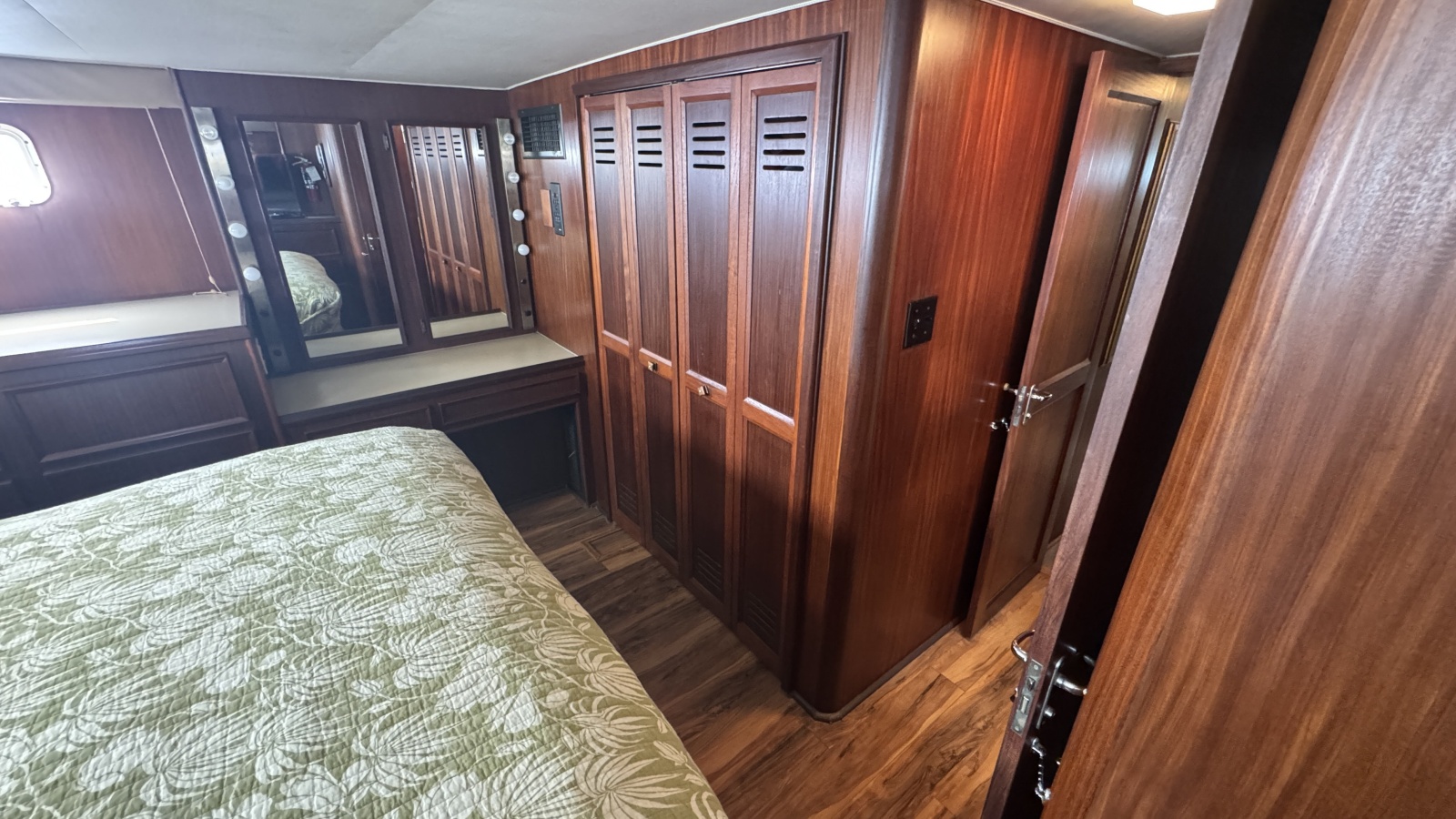 Full Beam Aft Owner's Stateroom